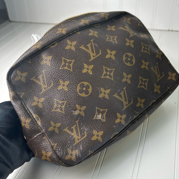 Genuine Louis Vuitton Trousse 23 Unisex
Brown Monogram Canvas Cosmetic Bag - Picture 7 of 14